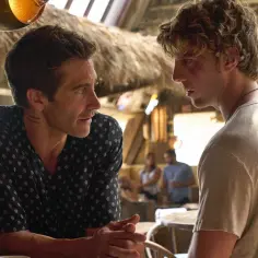 Jake Gyllenhaal i Austin Butler w scenie z filmu "Road House". Obsada filmu w klimatycznym wnętrzu.