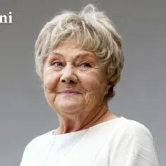 Uśmiechnięta Teresa Lipowska, zapytanie "teresa lipowska czy żyje" rozwiane przez jej obecność.