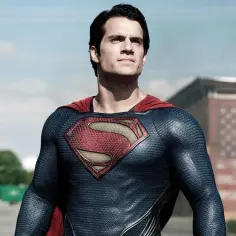 Henry Cavill jako Superman w niebieskim kostiumie z czerwonym płaszczem i symbolem S na piersi.