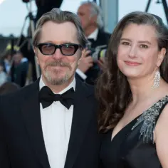 Gary Oldman w smokingu i jego żona na premierze. Aktor znany z wielu filmów, seriali i programów.