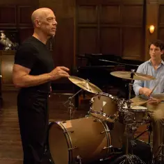 J.K. Simmons i Miles Teller, gwiazdy filmu "Whiplash", w scenie lekcji gry na perkusji.
