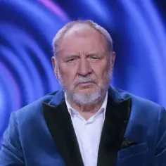 Andrzej Grabowski żyje i wygląda na zmęczonego, siedząc przed niebieskim tłem.