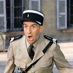 Louis de Funès w mundurze żandarma, z szeroko otwartymi ustami, jakby zobaczył coś niesamowitego w jednym ze swoich filmów.