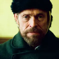 Willem Dafoe w filmach, jako Vincent van Gogh, w czapce z futra i ciemnym płaszczu, z charakterystyczną brodą.