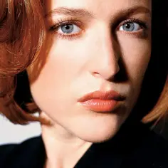Gillian Anderson, ikona kina i seriali, z intensywnym spojrzeniem. Jej role w filmach i programach na zawsze zapisały się w historii.