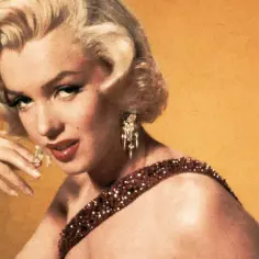 Marilyn Monroe, w błyszczącej sukni, z burzą blond włosów i diamentowymi kolczykami. Marzyła o dzieciach, ale los chciał inaczej.