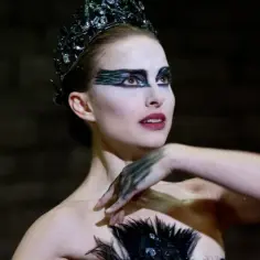 Natalie Portman w filmie "Czarny Łabędź" z charakterystycznym makijażem i koroną.
