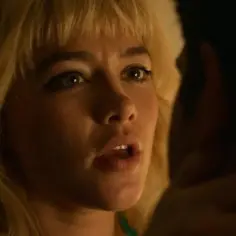 Florence Pugh w filmach, zbliżenie na jej twarz z blond grzywką i wyrazem zaskoczenia.