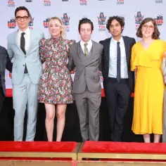 Obsada "Teorii wielkiego podrywu" na czerwonym dywanie: Johnny Galecki, Jim Parsons, Kaley Cuoco, Simon Helberg, Kunal Nayyar, Mayim Bialik i Melissa Rauch.