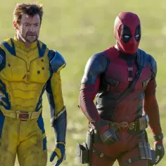 Deadpool i Wolverine w swoich kultowych strojach, zapowiadają ekscytującą obsadę filmu.