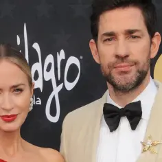 Emily Blunt i John Krasinski, gwiazda filmów, seriali i programów, na czerwonym dywanie.