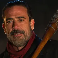 Jeffrey Dean Morgan, znany z filmów, seriali i programów, z charakterystyczną pałką.