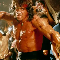 Sylvester Stallone w akcji, jak w swoich najlepszych filmach. Wyczerpany, ale zdeterminowany, walczy w tłumie.