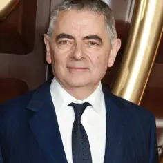 Uśmiechnięty Rowan Atkinson, znany z roli Jasia Fasoli, wygląda świetnie. Czy żyje? Tak, ma się dobrze!