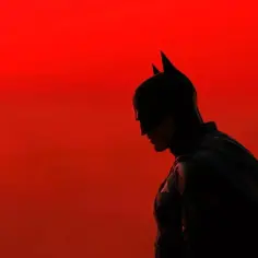 Sylwetka Batmana na tle czerwonego nieba. Nowe batman filmy zapowiadają mroczną przygodę.