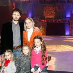 Dominika Chorosińska z rodziną, w tym z dziećmi, na lodowisku podczas widowiska "High School Musical on Ice".