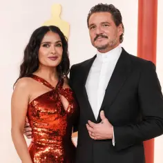 Salma Hayek w olśniewającej, czerwonej sukni i Pedro Pascal na premierze, przypominając o ich wspólnych filmach.