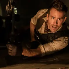 Ryan Reynolds w akcji w jednym ze swoich filmów. Wciela się w postać, która musi stawić czoła niebezpieczeństwu.
