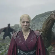 Rhaenyra Targaryen z dwoma smokami w tle, zapowiedź ród smoka sezon 3.