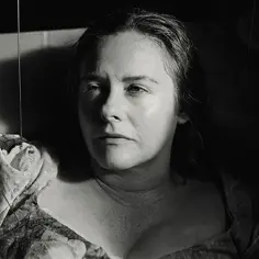 Alicia Silverstone w mrocznym kadrze, jakby marionetka w jednym z jej filmów.
