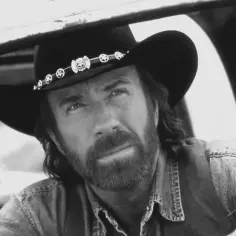 Chuck Norris w kowbojskim kapeluszu, jego wiek nie ma znaczenia, gdy patrzy z taką determinacją.