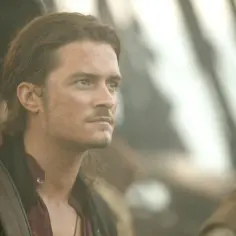 Orlando Bloom w filmach o piratach, zamyślony, w otoczeniu innych postaci.
