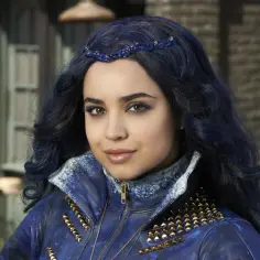 Sofia Carson w niebieskiej kurtce z ćwiekami, znana z filmów, seriali i programów.