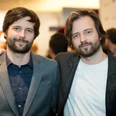 Bracia Duffer, twórcy Stranger Things, pozują do zdjęcia.