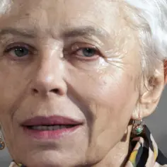 Portret Hanny Bieluszko, której choroba odcisnęła piętno na jej twarzy, ale nie złamała ducha.