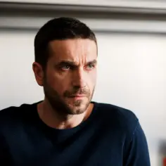Marcin Dorociński w zbliżeniu, zamyślony. Jego filmy, seriale i programy to gwarancja świetnej rozrywki.