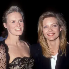 Glenn Close i Michelle Pfeiffer, ikony amerykańskiego kina lat 70. i 80., uśmiechają się do obiektywu.