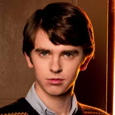 Freddie Highmore w serialu "Bates Motel" - jego role w filmach, serialach i programach budzą emocje.