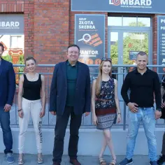 Lombard życie pod zastaw obsada: pięć osób pozuje przed budynkiem lombardu.