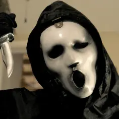 Ghostface z "Krzyk 4" z nożem w ręku, gotowy do ataku.