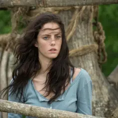 Kaya Scodelario w filmach i serialach, jak w tej scenie, gdzie jej włosy rozwiewa wiatr.