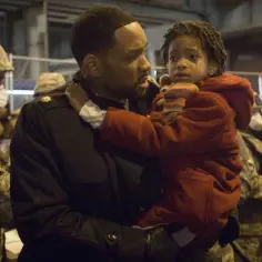 Robert Neville (Will Smith) trzyma córkę w ramionach, otoczony żołnierzami. Czy uda mu się przetrwać w świecie, gdzie jestem legendą 2?