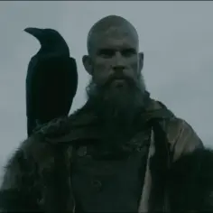 Floki, wiking z krukiem na ramieniu, patrzy wprost przed siebie.