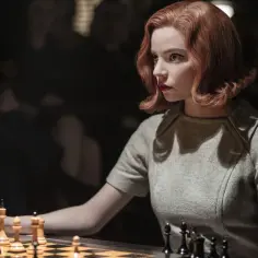 Beth Harmon z "Gambitu Królowej" w skupieniu przy szachownicy. Obsada serialu zachwyca.