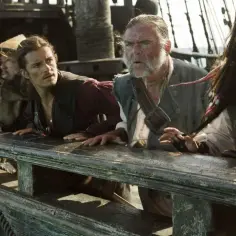 Kapitan Jack Sparrow i jego załoga z filmów "Piraci z Karaibów" na pokładzie statku, wyglądają na zaniepokojonych.