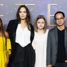 Angelina Jolie z dziećmi na premierze. Widać ją z córkami Vivienne, Zahara, Shiloh i synami Paxem i Maddoxem.