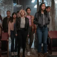 Grupa młodych ludzi, w tym Melissa Barrera i Jenna Ortega, stoi w przerażeniu. To krzyk 7 obsada, która przygotowuje się na kolejne starcie z Ghostface.