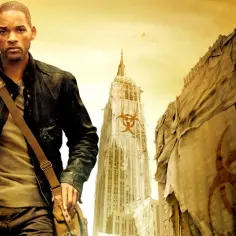 Will Smith w postapokaliptycznym świecie, z karabinem na ramieniu, przemierza zniszczone miasto. To kadr z jednego z jego filmów.