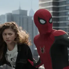 MJ i Spider-Man z obsady "Spider-Man: Bez drogi do domu" w akcji na tle miasta.