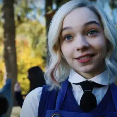 Emma Myers w serialu "Wednesday" na Netflixie. Jej filmy, seriale i programy to gwarancja świetnej rozrywki.