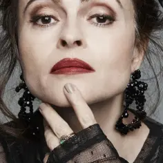 Helena Bonham Carter, ikona kina, w dramatycznym makijażu i okazałych kolczykach. Jej filmy to niezapomniane kreacje.