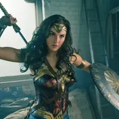 Gal Gadot jako Wonder Woman w filmach, gotowa do walki z mieczem i tarczą.