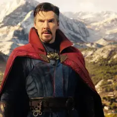 Benedict Cumberbatch jako Doktor Strange w "Doktor Strange w multiwersum obłędu" na tle górskiego krajobrazu.