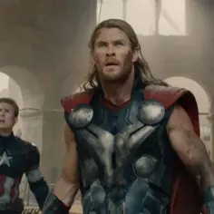 Chris Hemsworth jako Thor, obok Kapitana Ameryki i Czarnej Wdowy, w jednym z filmów Marvela.