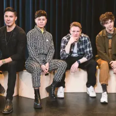 Cień i kość obsada: Freddy, Jessie, Ben i Amita siedzą na scenie.