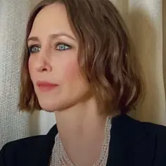 Vera Farmiga, znana z wielu filmów, seriali i programów, w eleganckim czarnym żakiecie i perłach.